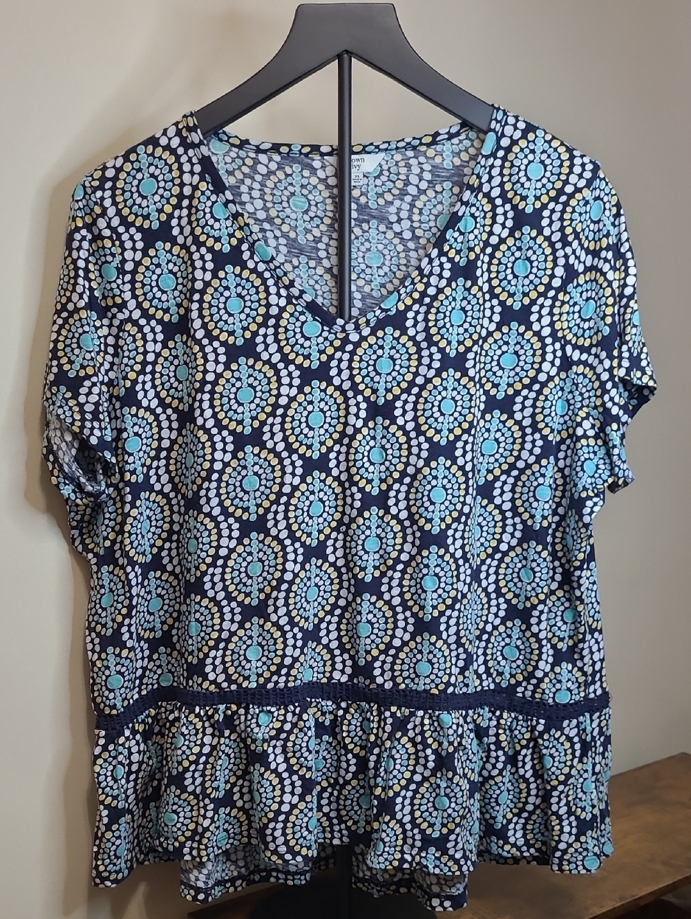 Crown & Ivy Navy Blue & Aqua Patterned V-Neck Blouse size XL